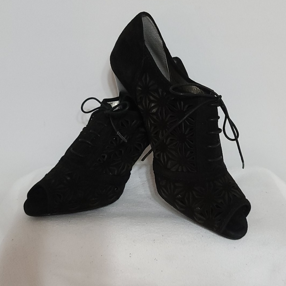 A.‎ Marinelli laser cut peep toe heels size 6